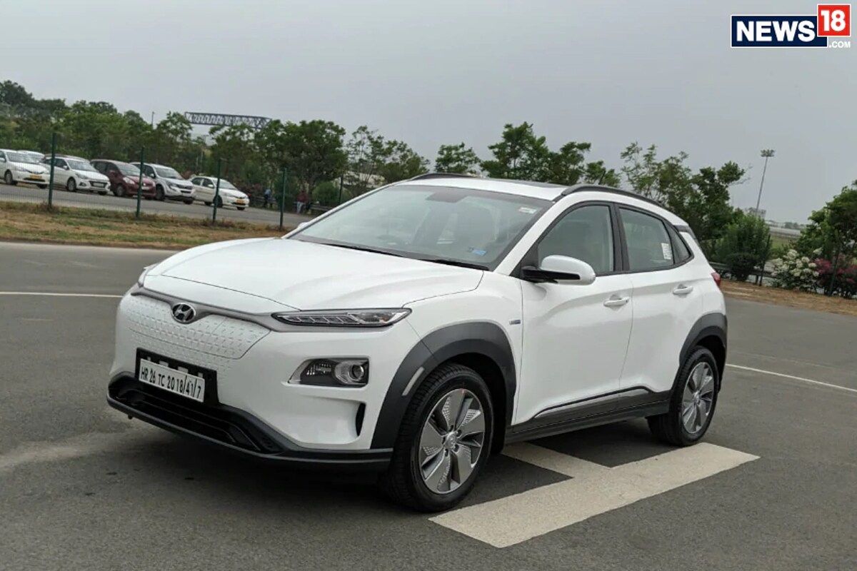 Hyundai Kona - ही गाडी अलीकडेच लाँच करण्यात आली आहे. एप्रिल महिन्यांपासून या कारचे 100 यूनिट्स विकले गेले आहे. यात 39.2 kWh ची बॅटरी देण्यात आली. एकदा फुल चार्ज केल्यावर ही गाडी 452 किलोमीटर प्रवास करू शकते. या कारमधील इलेक्ट्रिक मोटर 136 PS पॉवर आणि 395 Nm टॉर्क जनरेट करते. ही कार अवघ्या 10 सेंकदात 0-100 चा वेग गाठते. या कारचा टॉप स्पीड हा 155 किमी प्रतितास इतका आहे. Hyundai ने ईवी Kona मध्ये 7.2kW एसी वॉल चार्जर दिले आहे. अवघ्या 6 तासात या कारची बॅटरी 100 टक्के फूल चार्ज होते. या कारचा टॉप स्पीड हा 167 किमी प्रतितास इतका आहे. या कारची किंमत 23.75 लाखांपासून ते 28.04 लाखांपर्यंत आहे. Hyundai Kona - ही गाडी अलीकडेच लाँच करण्यात आली आहे. एप्रिल महिन्यांपासून या कारचे 100 यूनिट्स विकले गेले आहे. यात 39.2 kWh ची बॅटरी देण्यात आली. एकदा फुल चार्ज केल्यावर ही गाडी 452 किलोमीटर प्रवास करू शकते. या कारमधील इलेक्ट्रिक मोटर 136 PS पॉवर आणि 395 Nm टॉर्क जनरेट करते. ही कार अवघ्या 10 सेंकदात 0-100 चा वेग गाठते. या कारचा टॉप स्पीड हा 155 किमी प्रतितास इतका आहे. Hyundai ने ईवी Kona मध्ये 7.2kW एसी वॉल चार्जर दिले आहे. अवघ्या 6 तासात या कारची बॅटरी 100 टक्के फूल चार्ज होते. या कारचा टॉप स्पीड हा 167 किमी प्रतितास इतका आहे. या कारची किंमत 23.75 लाखांपासून ते 28.04 लाखांपर्यंत आहे.