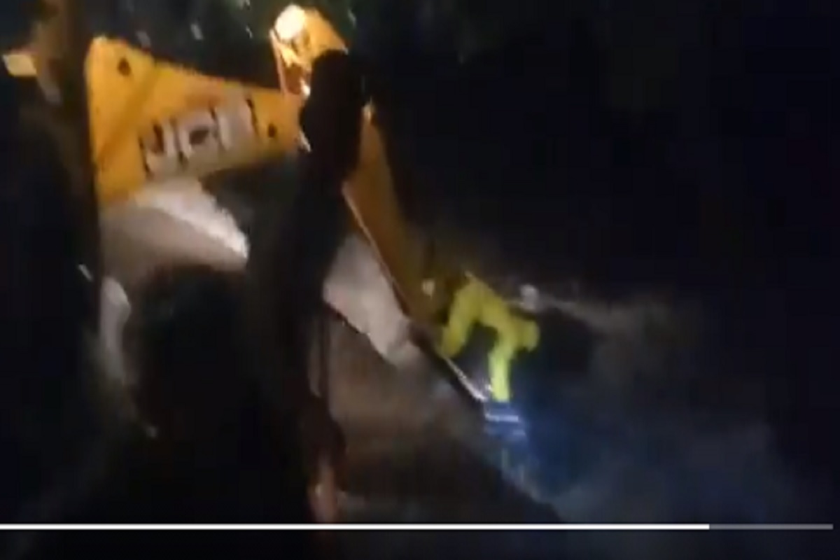 पुणे जिल्ह्यात पाण्यात वाहून जाणारा कर्मचारी थोडक्यात वाचला, थरारक VIDEO आला समोर