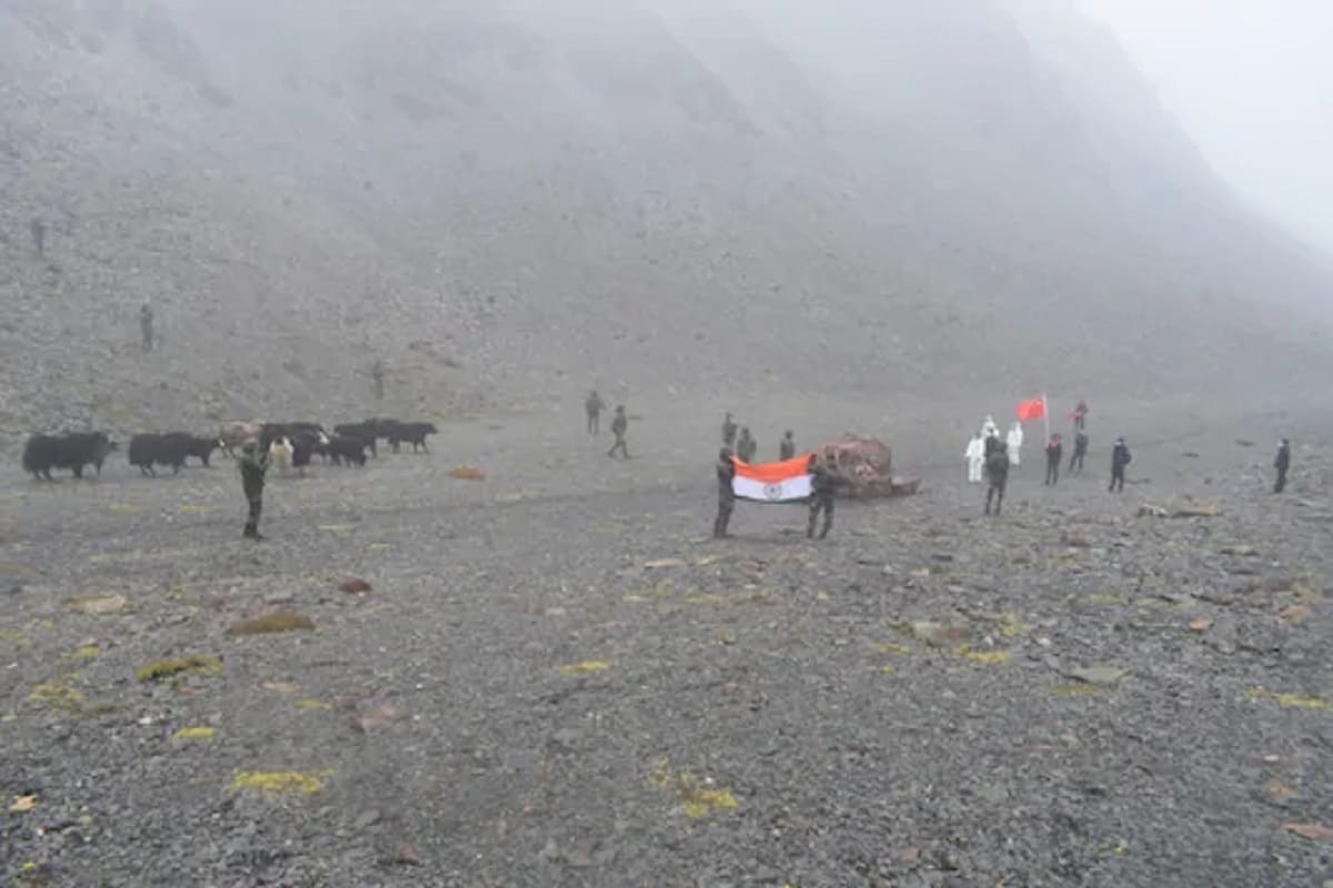 हे संकट नैसर्गिक असून त्याचा लष्कर समर्थपणे मुकाबलाही करत आहे. लडाख आणि परिसरात आता बर्फवृष्टीला सुरूवात झाली आहे. तापमान -20 डिग्री एवढं असून हाडं गोठविणाऱ्या या थंडाचा मुकाबला करण्यासाठी सैनिक सज्ज झाले आहेत. हे संकट नैसर्गिक असून त्याचा लष्कर समर्थपणे मुकाबलाही करत आहे. लडाख आणि परिसरात आता बर्फवृष्टीला सुरूवात झाली आहे. तापमान -20 डिग्री एवढं असून हाडं गोठविणाऱ्या या थंडाचा मुकाबला करण्यासाठी सैनिक सज्ज झाले आहेत.