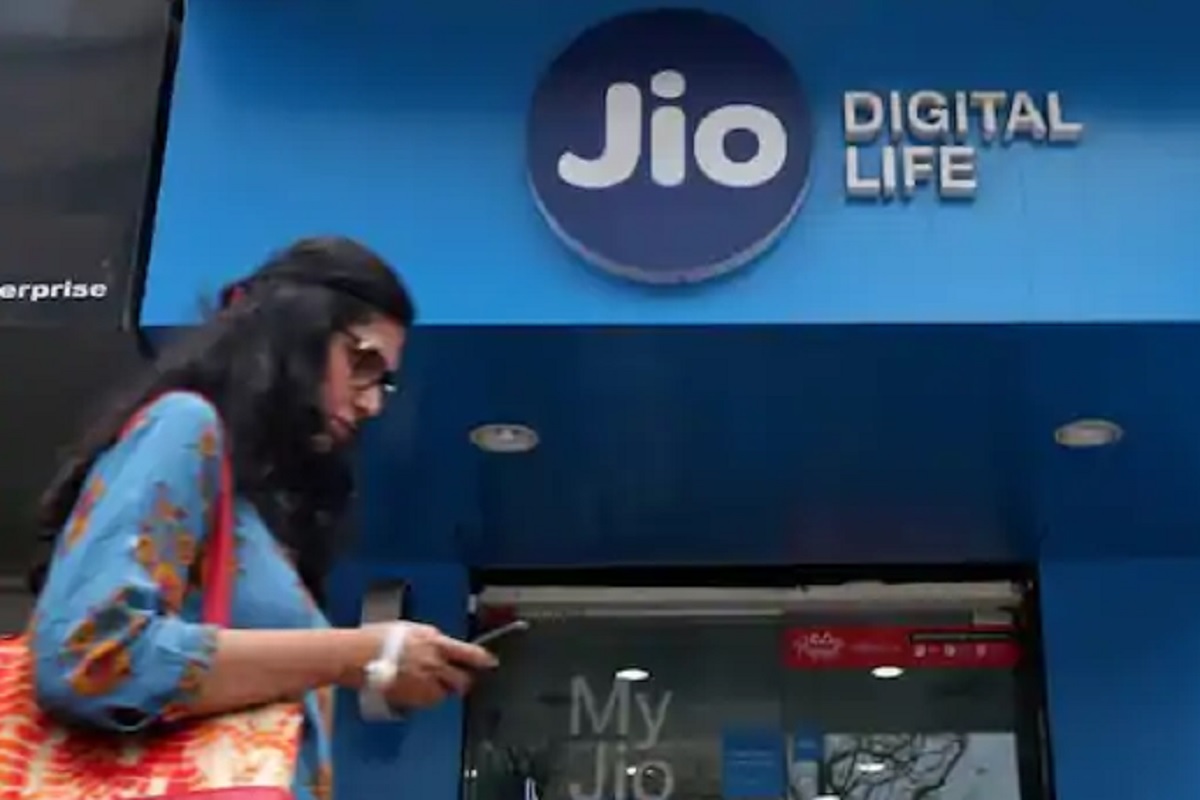 JIO च्या सब्सक्राइबर्समध्ये मोठी वाढ; एयरटेल, वोडाफोन-आयडियाला मोठं नुकसान