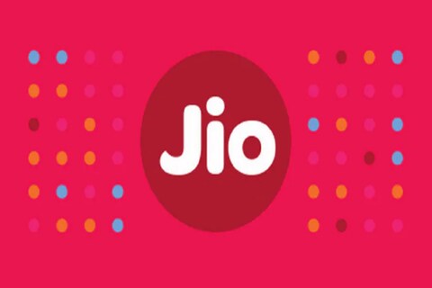 नव्या वर्षात जिओने खास ग्राहकांसाठी खूशखबर आणली आहे. आता पुन्हा एकदा जिओ ते इतर नेटवर्कसाठी देखील मोफत कॉलिंग सुविधेचा लाभ घेता येणार आहे.