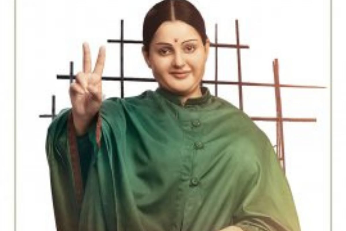 कंगनाचं जयललिताच्या वेषातलं पोस्टर सोशल मीडियावर रिलीज करण्यात आलं होतं. त्यावेळी कंगनाच्या या पोस्टरला खूप लाइक्स मिळाले होते. या पोस्टरमध्ये कंगना हुबेहूब 'जयललिता' यांच्यासारखी दिसत आहे. कंगनाचं जयललिताच्या वेषातलं पोस्टर सोशल मीडियावर रिलीज करण्यात आलं होतं. त्यावेळी कंगनाच्या या पोस्टरला खूप लाइक्स मिळाले होते. या पोस्टरमध्ये कंगना हुबेहूब 'जयललिता' यांच्यासारखी दिसत आहे.