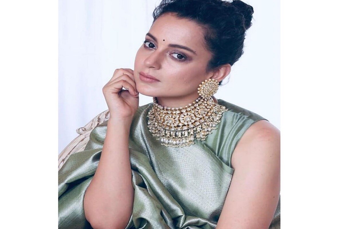 बॉलिवूड अभिनेत्री कंगना रणौतच्या घरी लगीनघाई सुरू झाली आहे. अभिनेत्रीने आपल्या सोशल मीडियावर लग्नाच्या तयारीचे फोटो आणि व्हिडीओ शेअर केले आहेत. हे फोटो सोशल मीडियावर व्हायरल झाले आहेत. बॉलिवूड अभिनेत्री कंगना रणौतच्या घरी लगीनघाई सुरू झाली आहे. अभिनेत्रीने आपल्या सोशल मीडियावर लग्नाच्या तयारीचे फोटो आणि व्हिडीओ शेअर केले आहेत. हे फोटो सोशल मीडियावर व्हायरल झाले आहेत.