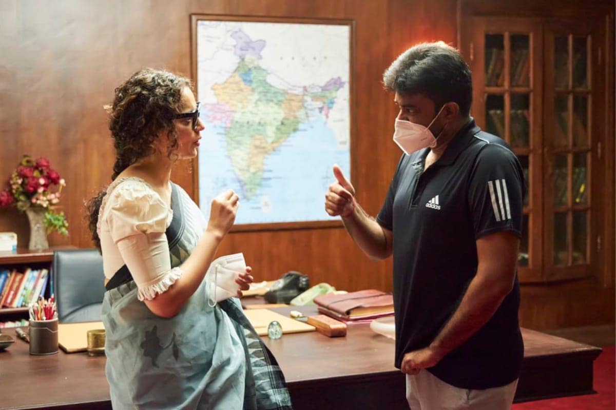 थलायवी हा बायोपिक तामिळ, तेलुगु आणि हिंदी या तिन्ही भाषांमध्ये प्रदर्शित होणार आहे. कंगनाने यासाठी कोटींचं 20 मानधन घेतल्याची चर्चा आहे. सिनेमा याआधी 26 जून रोजी प्रदर्शित होणार होता. पण कोरोनामुळे सिनेमाचं शूटिंग थांबवावं लागलं होतं आता पुन्हा एकदा शूटिंगला सुरुवात झाली आहे. थलायवी हा बायोपिक तामिळ, तेलुगु आणि हिंदी या तिन्ही भाषांमध्ये प्रदर्शित होणार आहे. कंगनाने यासाठी कोटींचं 20 मानधन घेतल्याची चर्चा आहे. सिनेमा याआधी 26 जून रोजी प्रदर्शित होणार होता. पण कोरोनामुळे सिनेमाचं शूटिंग थांबवावं लागलं होतं आता पुन्हा एकदा शूटिंगला सुरुवात झाली आहे.