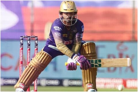 दिनेश कार्तिक (Dinesh Karthik)ने आयपीएल सुरु असतानाच कोलकाता (KKR)च्या कर्णधारपदाचा राजीनामा दिला. कार्तिकच्याऐवजी इयन मॉर्गन (Eoin Morgan)कडे कोलकात्याचं नेतृत्व देण्यात आलं आहे.
