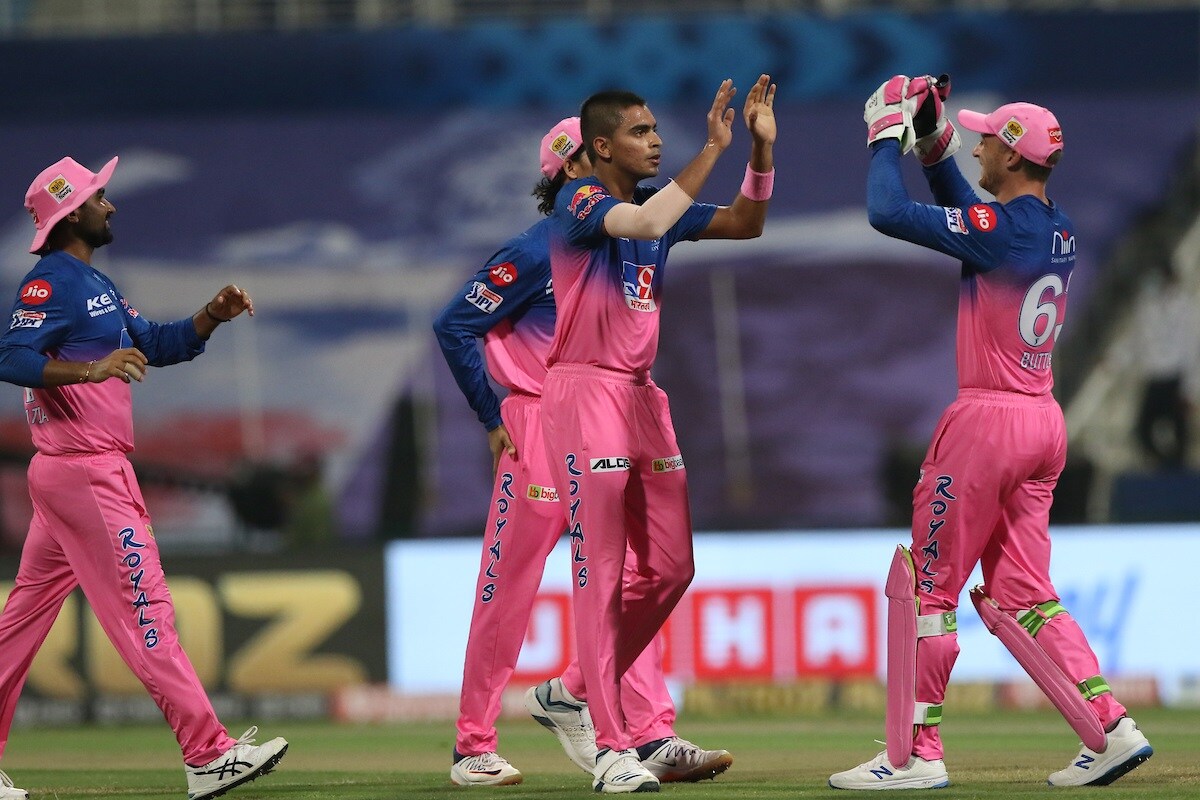 आयपीएलच्या या हंगामात देवदत्त पडीक्कलपासून कमलेश नागरकोटीपर्यंत अनेक युवा खेळाडूंनी पदार्पण केले. दिग्गज खेळाडूंपेक्षा सध्या सगळीकडे युवा खेळाडूंची चर्चा आहे. या लिस्टमध्ये आता आणखी एका गोलंदाजाचे नाव सामिल झाले आहे. आयपीएलच्या या हंगामात देवदत्त पडीक्कलपासून कमलेश नागरकोटीपर्यंत अनेक युवा खेळाडूंनी पदार्पण केले. दिग्गज खेळाडूंपेक्षा सध्या सगळीकडे युवा खेळाडूंची चर्चा आहे. या लिस्टमध्ये आता आणखी एका गोलंदाजाचे नाव सामिल झाले आहे.
