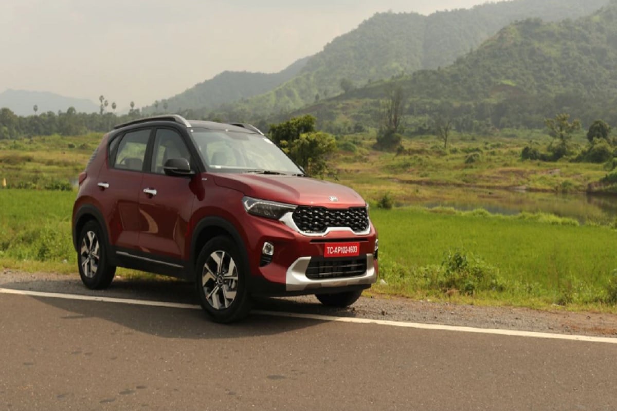 Kia Sonet - 6.7 लाख रुपये - शहरातील सर्वात लोकप्रिय नवीन एसयूव्ही, किआ सोनेट आधीच काही जास्त विक्री असणाऱ्या गाड्यांना मार्केटमध्ये टक्कर देत आहे. ही गाडी इंजिन आणि ट्रान्समिशन पर्यायांसह अनेक इतर वैशिष्ट्यांसह उपलब्ध आहे. Kia Sonet - 6.7 लाख रुपये - शहरातील सर्वात लोकप्रिय नवीन एसयूव्ही, किआ सोनेट आधीच काही जास्त विक्री असणाऱ्या गाड्यांना मार्केटमध्ये टक्कर देत आहे. ही गाडी इंजिन आणि ट्रान्समिशन पर्यायांसह अनेक इतर वैशिष्ट्यांसह उपलब्ध आहे.