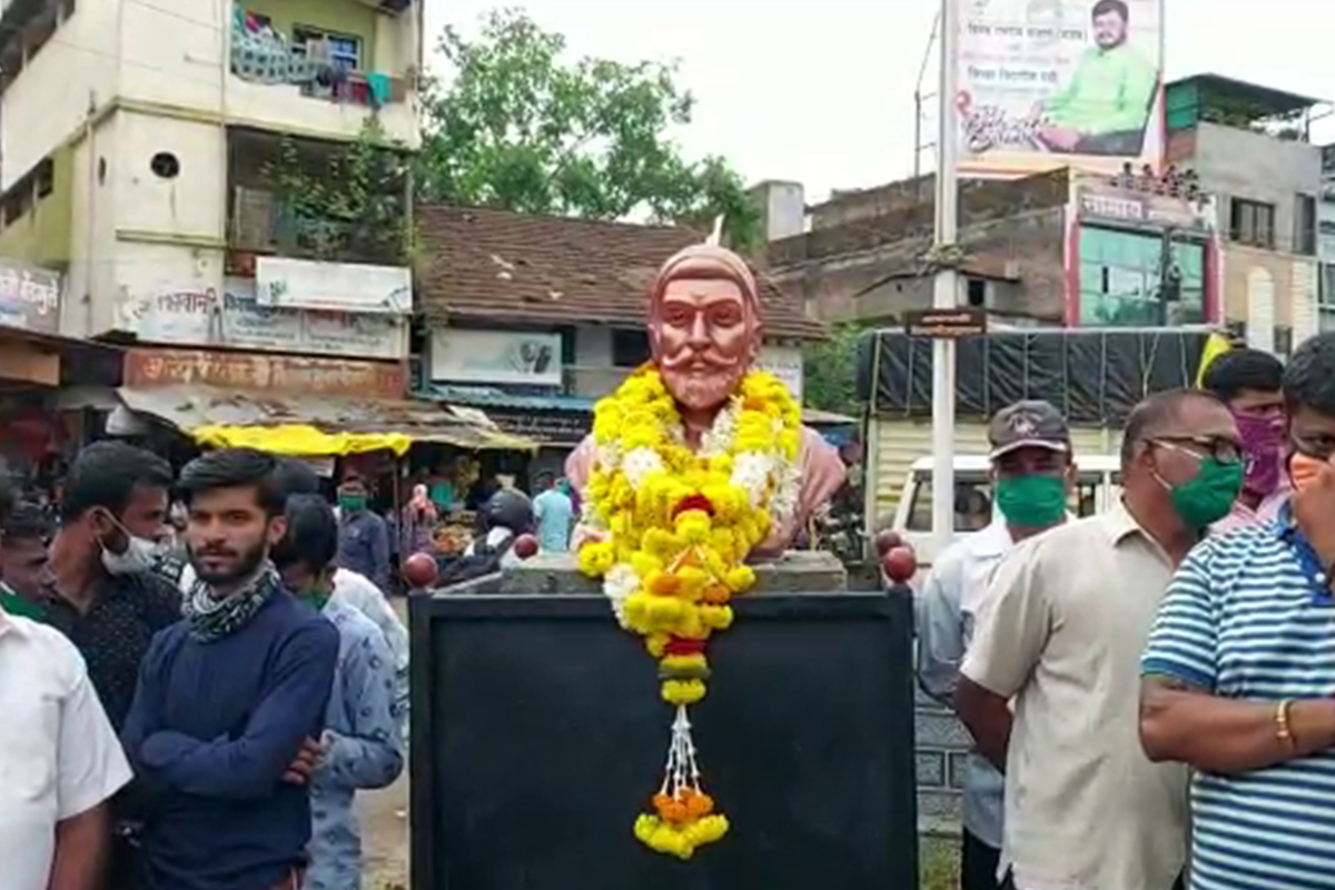 मध्यरात्री अज्ञातांनी बसवला शिवरायांचा पुतळा, कोल्हापुरातील बांबवडेमध्ये तणाव
