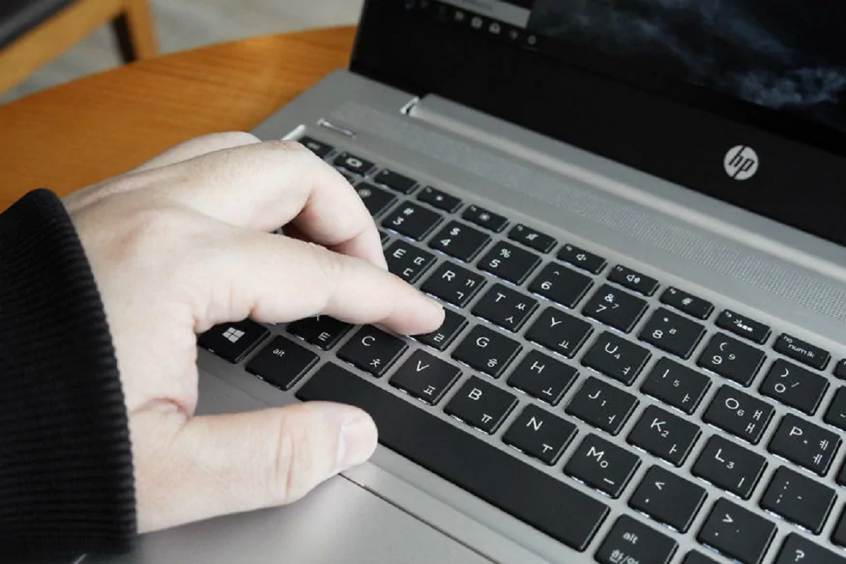 Second hand laptop घेताय; फक्त वरून चांगला दिसतो म्हणून भुलू नका, तपासून पाहा हे भाग