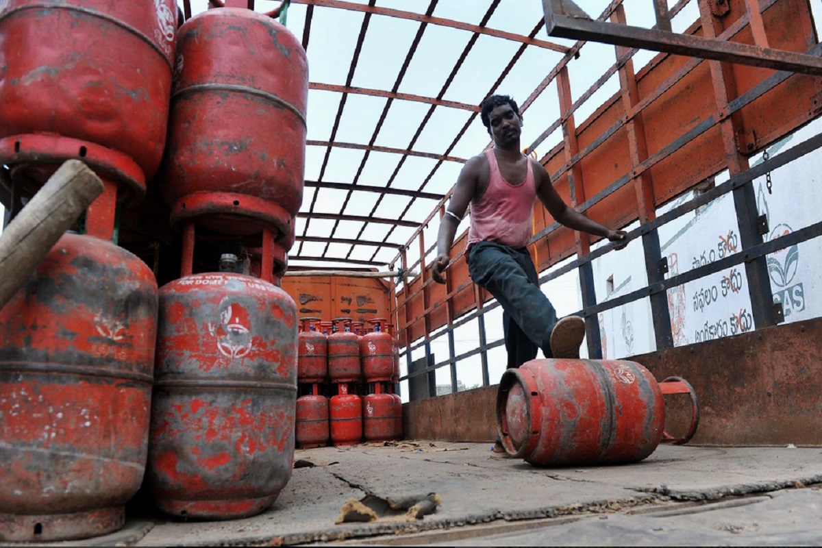 LPG गॅस घरगुती सिलेंडरचे अशाप्रकारे करा ऑनलाइन बुकिंग, मिळेल 50 रुपयांनी स्वस्त