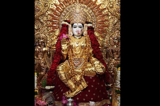 महालक्ष्मी देवीला तब्बल 16 किलोची सोन्याची साडी, PHOTO आला समोर