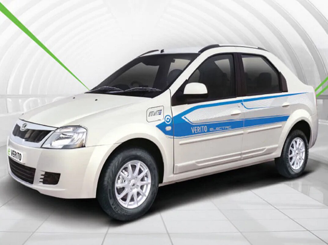 Mahindra eVerito - कार उत्पादन कंपनी महिंद्राने सर्वात आधी इलेक्ट्रिक कार आणली होती Mahindra eVerito. ही महिंद्राची पहिली इलेक्ट्रिक कार होती. शासकीय कार्यालयात या गाडीचा मोठ्या प्रमाणात वापर होतोय. या कारमध्ये 21.2 kWh ची 72 वोल्ट लिथियम बॅटरी देण्यात आली आहे. कंपनीने दावा केला आहे की, प्रतिकिमी फक्त 1.15 रुपये खर्च येईल. एकदा फूल चार्ज केल्यावर ही कार 181 किमी प्रवास करू शकते. या कारची किंमत 9.13 लाखांपासून ते 11.6 लाख इतकी आहे. Mahindra eVerito - कार उत्पादन कंपनी महिंद्राने सर्वात आधी इलेक्ट्रिक कार आणली होती Mahindra eVerito. ही महिंद्राची पहिली इलेक्ट्रिक कार होती. शासकीय कार्यालयात या गाडीचा मोठ्या प्रमाणात वापर होतोय. या कारमध्ये 21.2 kWh ची 72 वोल्ट लिथियम बॅटरी देण्यात आली आहे. कंपनीने दावा केला आहे की, प्रतिकिमी फक्त 1.15 रुपये खर्च येईल. एकदा फूल चार्ज केल्यावर ही कार 181 किमी प्रवास करू शकते. या कारची किंमत 9.13 लाखांपासून ते 11.6 लाख इतकी आहे.