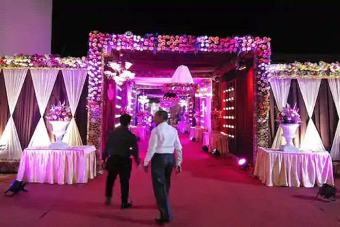 त्याचबरोबर लग्न समारंभ, संमेलन, राजकीय रँलीत फक्त 200 लोकांची मर्यांदा असेल. या कार्यक्रमांसाठी पोलिसांची लेखी परवानगी आवश्यक असणार आहे.