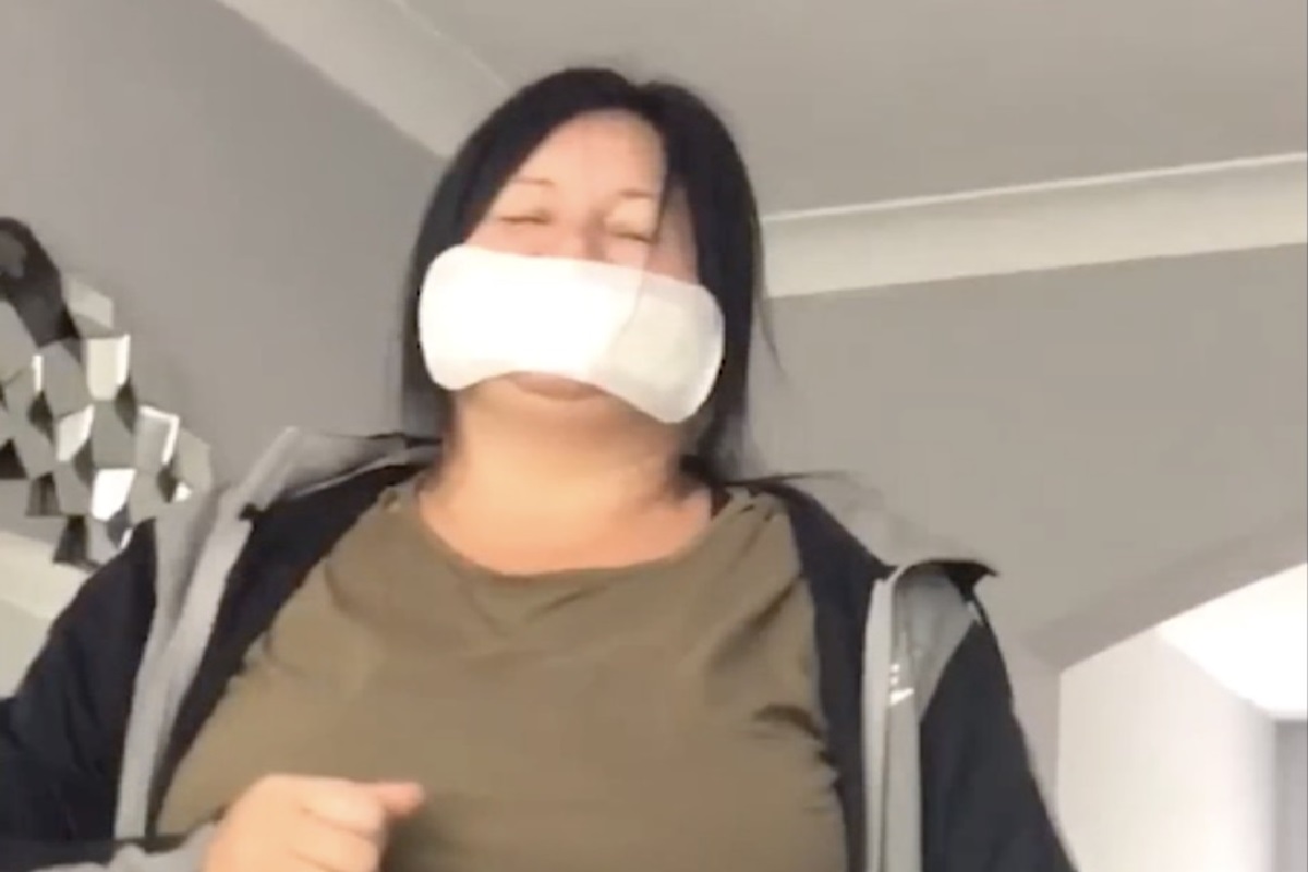 हेच बाकी राहिलं होतं! मास्क विसरली म्हणून महिलेनं तोंडाला लावलं सॅनिटरी पॅड