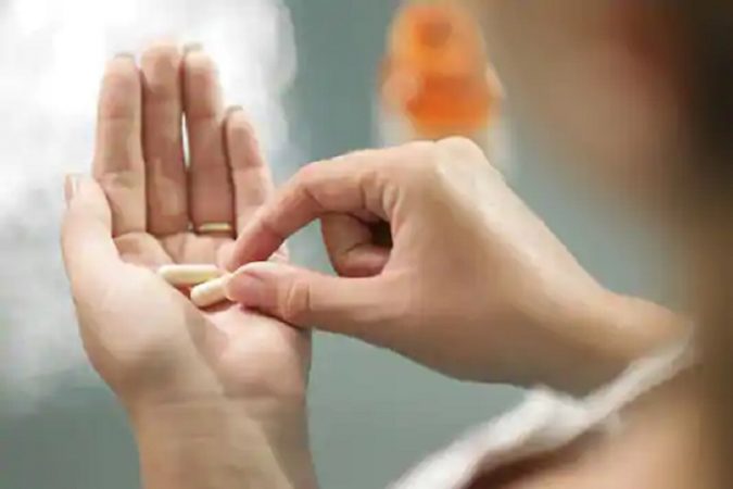 एखादवेळेस गोळ्या घेऊन मासिक पाळीचं चक्र बदलणं ठिक आहे, मात्र त्याची सवय लावून घेऊ नका. अनेक स्त्रियांनी या गोळ्या घेणं योग्य नसतं. एखादवेळेस गोळ्या घेऊन मासिक पाळीचं चक्र बदलणं ठिक आहे, मात्र त्याची सवय लावून घेऊ नका. अनेक स्त्रियांनी या गोळ्या घेणं योग्य नसतं.