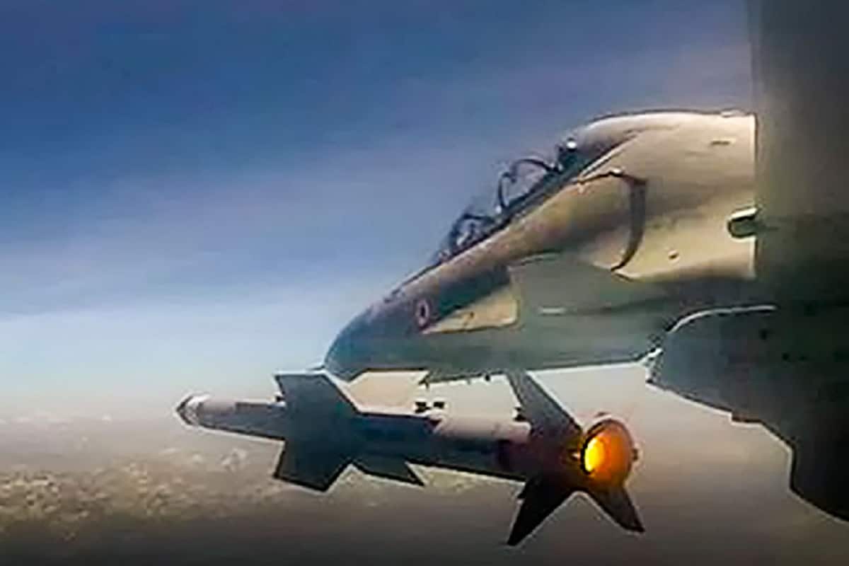 पूर्व लडाखमध्ये चीन सीमेवर तणाव निर्माण झाल्यानंतर भारताने शस्त्रसज्जता वाढवण्याचे प्रयत्न सुरू केले आहेत. पूर्व लडाखमध्ये चीन सीमेवर तणाव निर्माण झाल्यानंतर भारताने शस्त्रसज्जता वाढवण्याचे प्रयत्न सुरू केले आहेत.
