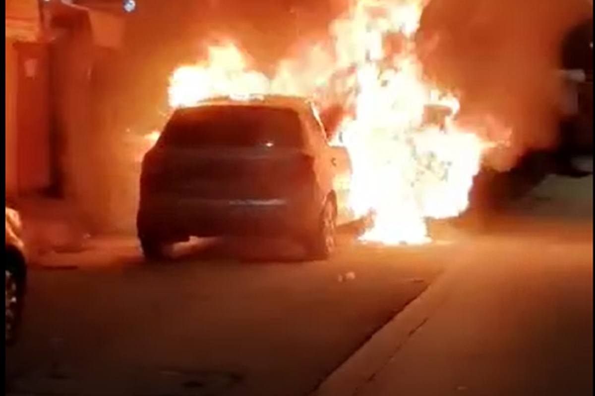 कारनं अचानक घेतला पेट आणि...पाहा मुंबईतील बर्निंग कारचा थरारक VIDEO