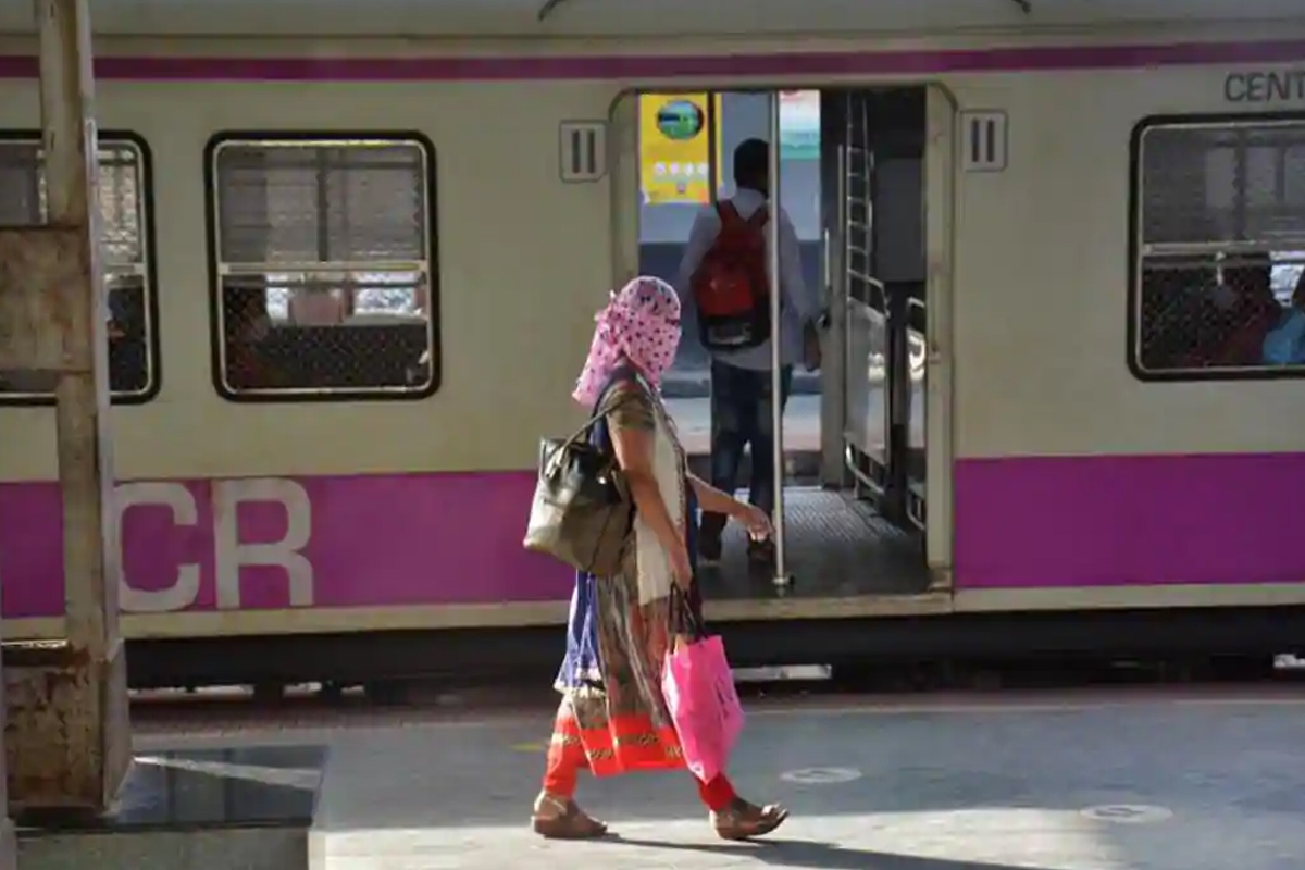 मुलांसोबत लोकलने प्रवास करण्यास महिलांना मनाई, रेल्वे प्रशासनाचा निर्णय