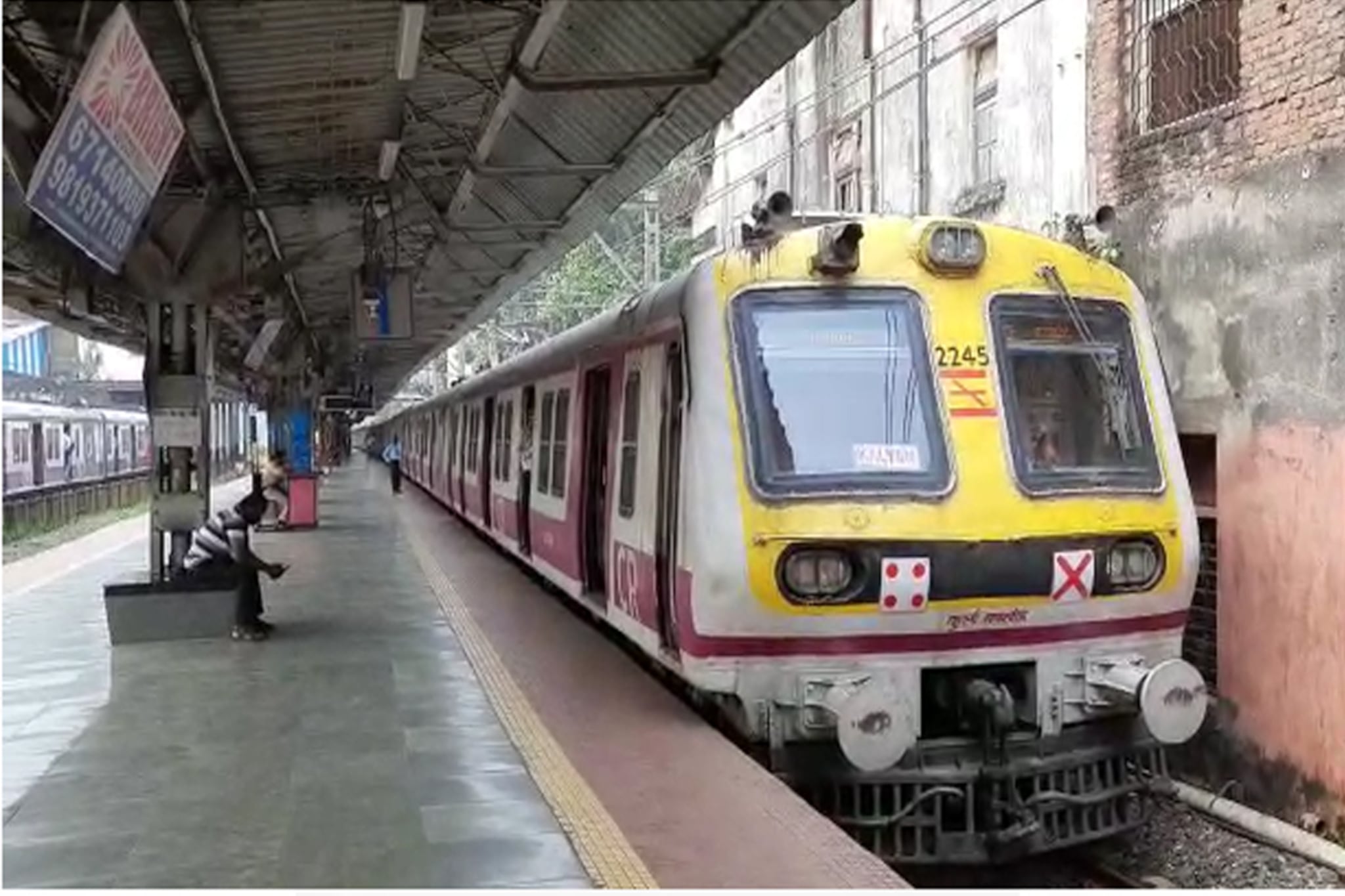 6 लाखाच्या दागिन्यांची बॅग लोकलमध्येच राहिली, नंतर घडलं मोठं नाट्य