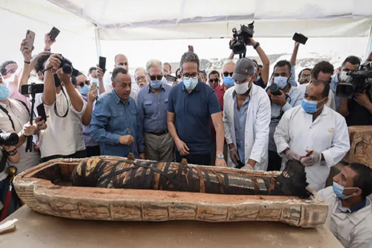 2500 वर्षांपासून कॉफिनमध्ये बंद होता मृतहेद, शास्त्रज्ञांनी लोकांसमोरच उघडला आणि..., पाहा थक्क करणारा VIDEO