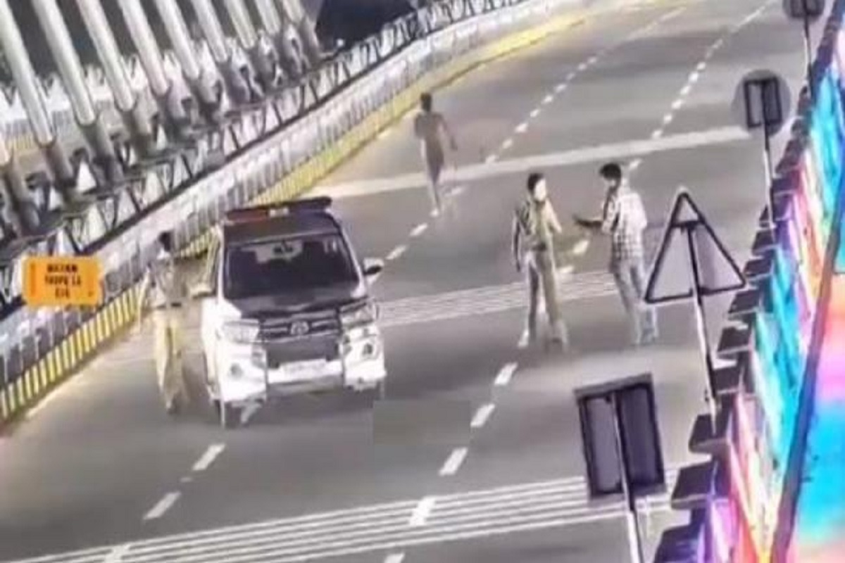 हायवेवर झोपून काढत होते Naked Selfie, मागून आली पोलिसांची गाडी आणि..., VIDEO VIRAL