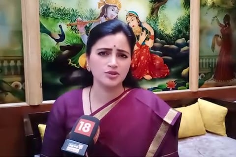 कोरोनाची मोफत लस देण्यात यावी आणि ठाकरे सरकारने याबाबत घोषणा करावी, अशी मागणी अमरावतीच्या खासदार नवनीत राणा यांनी केली आहे.