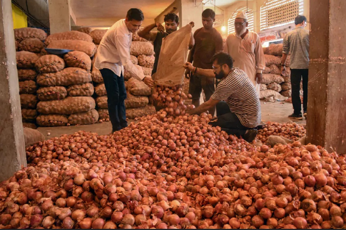 आता नाही रडवणार कांदा! किंमती नियंत्रणात आणण्यासाठी NAFED ने उचललं मोठं पाऊल