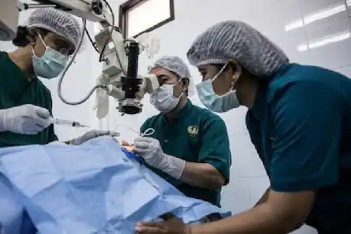 रुग्ण बोलत राहिला आणि डॉक्टरांनी केलं त्याच्या मेंदूचं ऑपरेशन; गप्पा मारत काढला ब्रेन ट्युमर