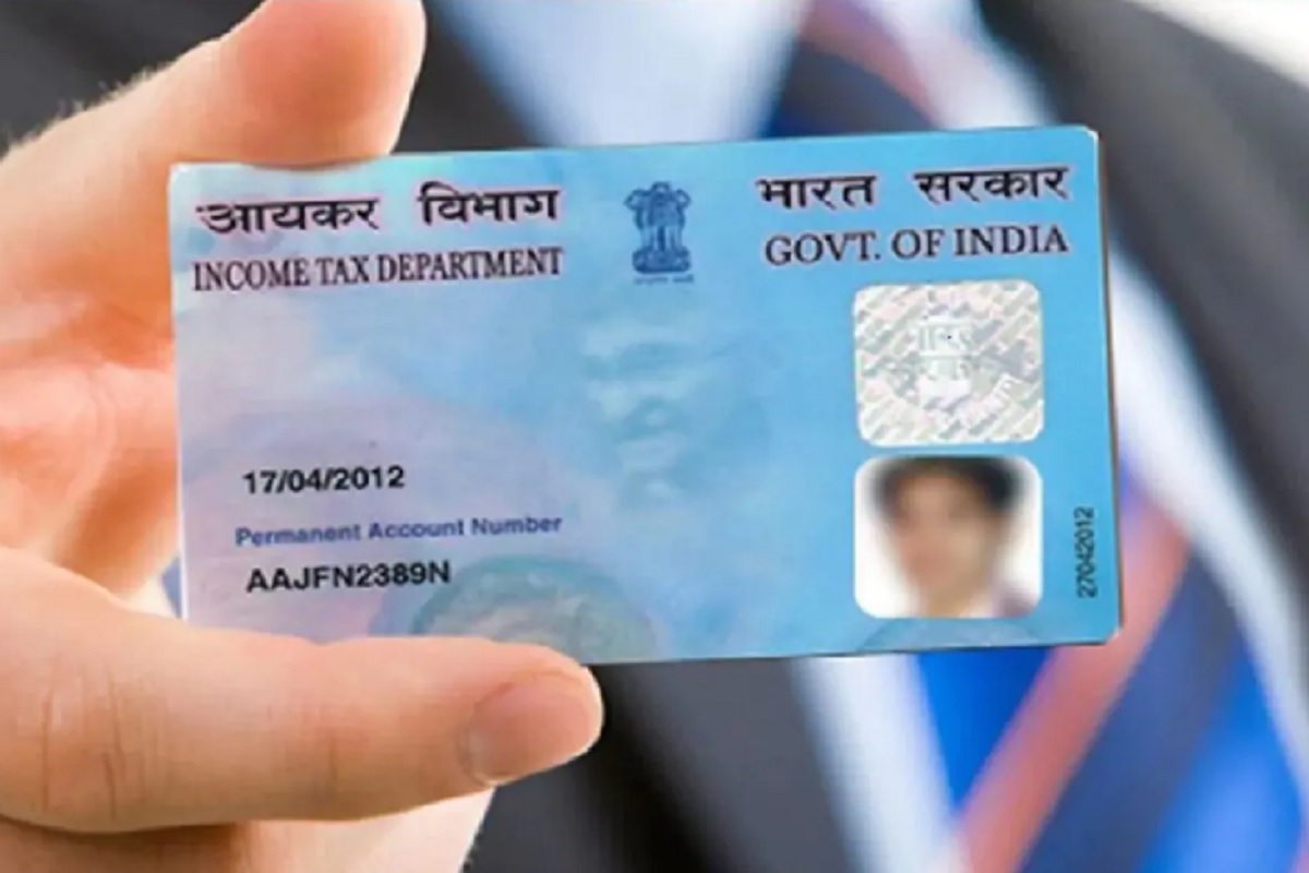 घरबसल्या PAN Card ऑनलाईन कसं अपडेट कराल, जाणून घ्या