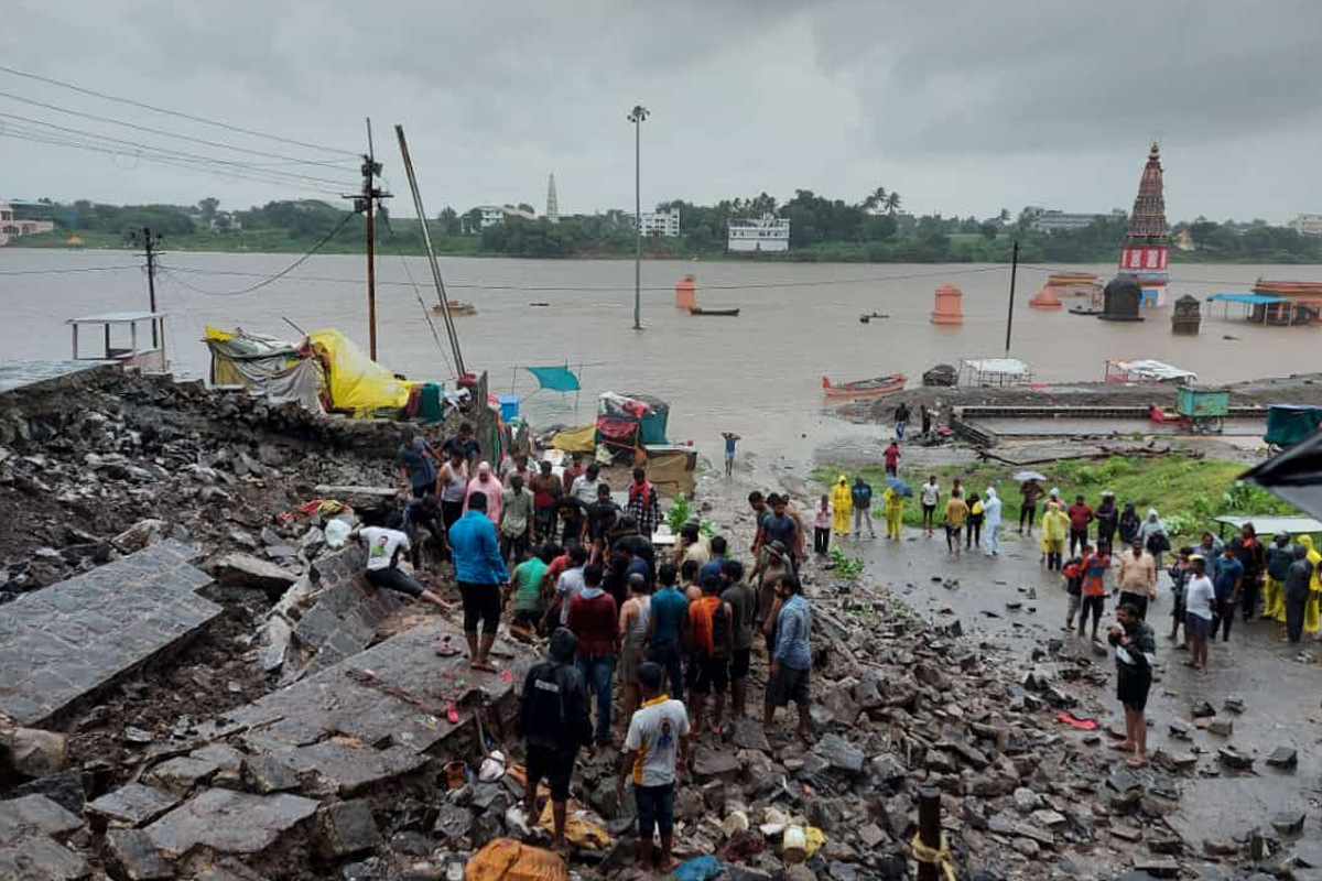पंढरपुरात कुंभार घाटावर 20 फूट उंच भिंत कोसळली, 6 ठार ; शोधकार्य सुरू