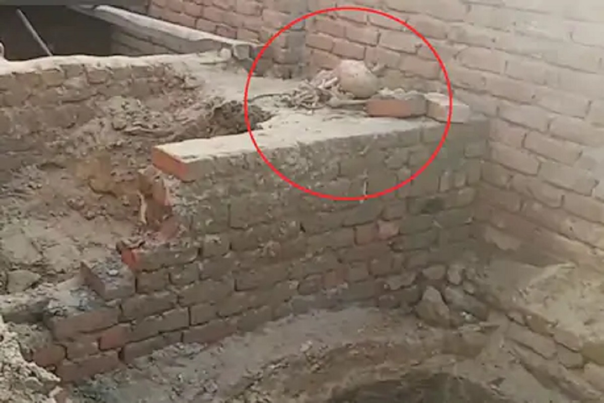 पत्नीनं प्रियकरासोबत मिळून केली पतीची हत्या, घराचं काम करताना कामगारांना सापडला सांगाडा