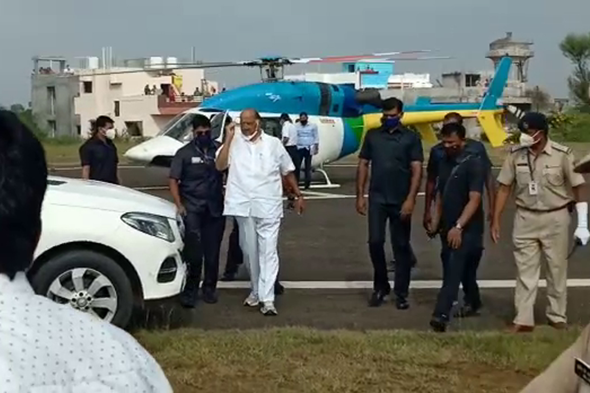 हेलिकॉप्टरमधून उतरताच शरद पवारांनी पहिले कार्यकर्त्यांना बजावले, पाहा हा VIDEO