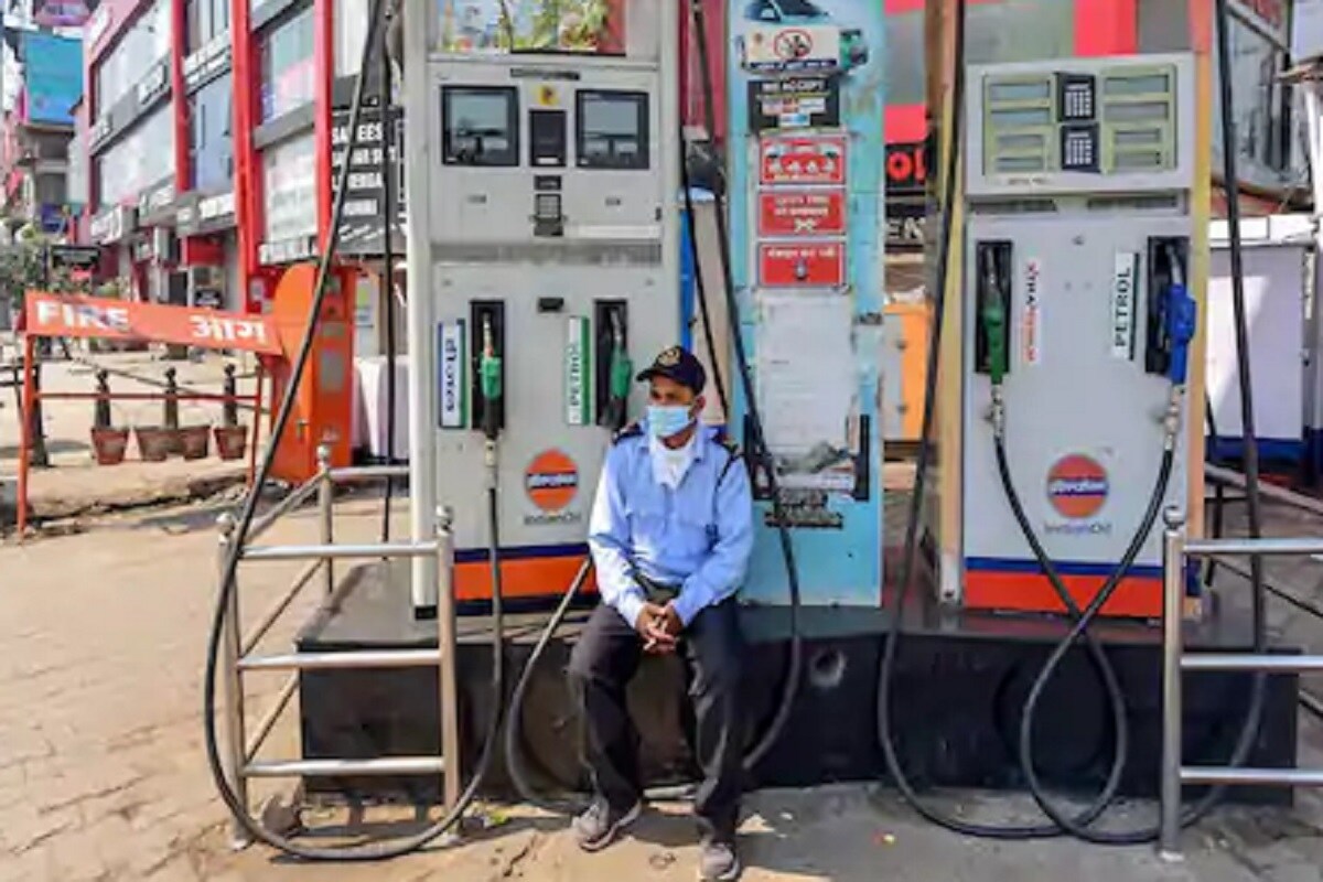कच्चे तेल हे भारतीय अर्थव्यवस्थेसाठी किती वरदान ठरेल - भारत सरकारने या काळात कमी किंमतीत कच्चे तेल विकत घेतले असेल, पण पेट्रोल-डिझेलच्या किंमतीचे प्रमाण फारसे बदललेले नाही. यामुळे सरकारला दोन मोठे फायदे झाले. सर्व देशातील चालू खात्यातील तूट (CAD) कमी झाली आणि दुसरे म्हणजे सरकारचे उत्पन्न वाढले. अर्थव्यवस्थेच्या बाबतीत, आणखी एक चांगली घटना नुकतीच घडली आहे. डॉलरच्या तुलनेत रुपया सुधारला आहे. डॉलरच्या तुलनेत रुपया हळूहळू 77 वरून 74 पर्यंत सुधारला. कच्चे तेल हे भारतीय अर्थव्यवस्थेसाठी किती वरदान ठरेल - भारत सरकारने या काळात कमी किंमतीत कच्चे तेल विकत घेतले असेल, पण पेट्रोल-डिझेलच्या किंमतीचे प्रमाण फारसे बदललेले नाही. यामुळे सरकारला दोन मोठे फायदे झाले. सर्व देशातील चालू खात्यातील तूट (CAD) कमी झाली आणि दुसरे म्हणजे सरकारचे उत्पन्न वाढले. अर्थव्यवस्थेच्या बाबतीत, आणखी एक चांगली घटना नुकतीच घडली आहे. डॉलरच्या तुलनेत रुपया सुधारला आहे. डॉलरच्या तुलनेत रुपया हळूहळू 77 वरून 74 पर्यंत सुधारला.