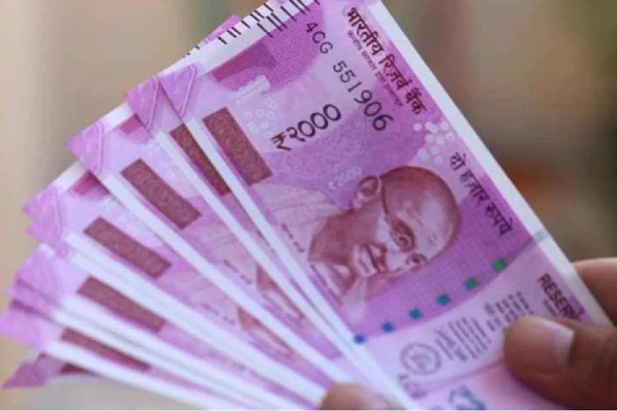 देशातील मोठ्या बँकांपैकी एक असणाऱ्या HDFC, ICICI, Axis बँकांमध्ये अनुक्रमे 5.15, 5.10 आणि 5 टक्के दराने एका वर्षाच्या एफडीवर व्याज मिळते. सार्वजनिक क्षेत्रातील सर्वात मोठी बँक असणाऱ्या एसबीआय आणि बँक ऑफ बडोदामध्ये एफडीवर एका वर्षासाठी 4.90 टक्के व्याज मिळते. देशातील मोठ्या बँकांपैकी एक असणाऱ्या HDFC, ICICI, Axis बँकांमध्ये अनुक्रमे 5.15, 5.10 आणि 5 टक्के दराने एका वर्षाच्या एफडीवर व्याज मिळते. सार्वजनिक क्षेत्रातील सर्वात मोठी बँक असणाऱ्या एसबीआय आणि बँक ऑफ बडोदामध्ये एफडीवर एका वर्षासाठी 4.90 टक्के व्याज मिळते.