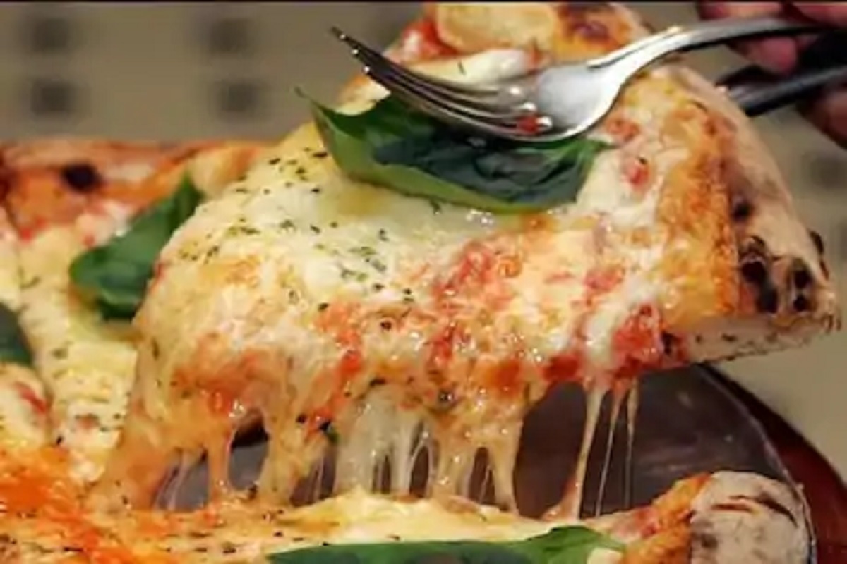 व्हेजऐवजी पाठवला नॉनव्हेज Pizza, भावना दुखावल्याचं सांगत महिलेनं मागितली 1 कोटीची भरपाई