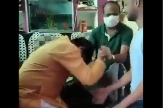 भाजप मंत्र्याने मतांसाठी काँग्रेस कार्यकर्त्याच्या पायावर ठेवलं डोकं; VIDEO मध्ये वारंवार करतायेत विनवणी