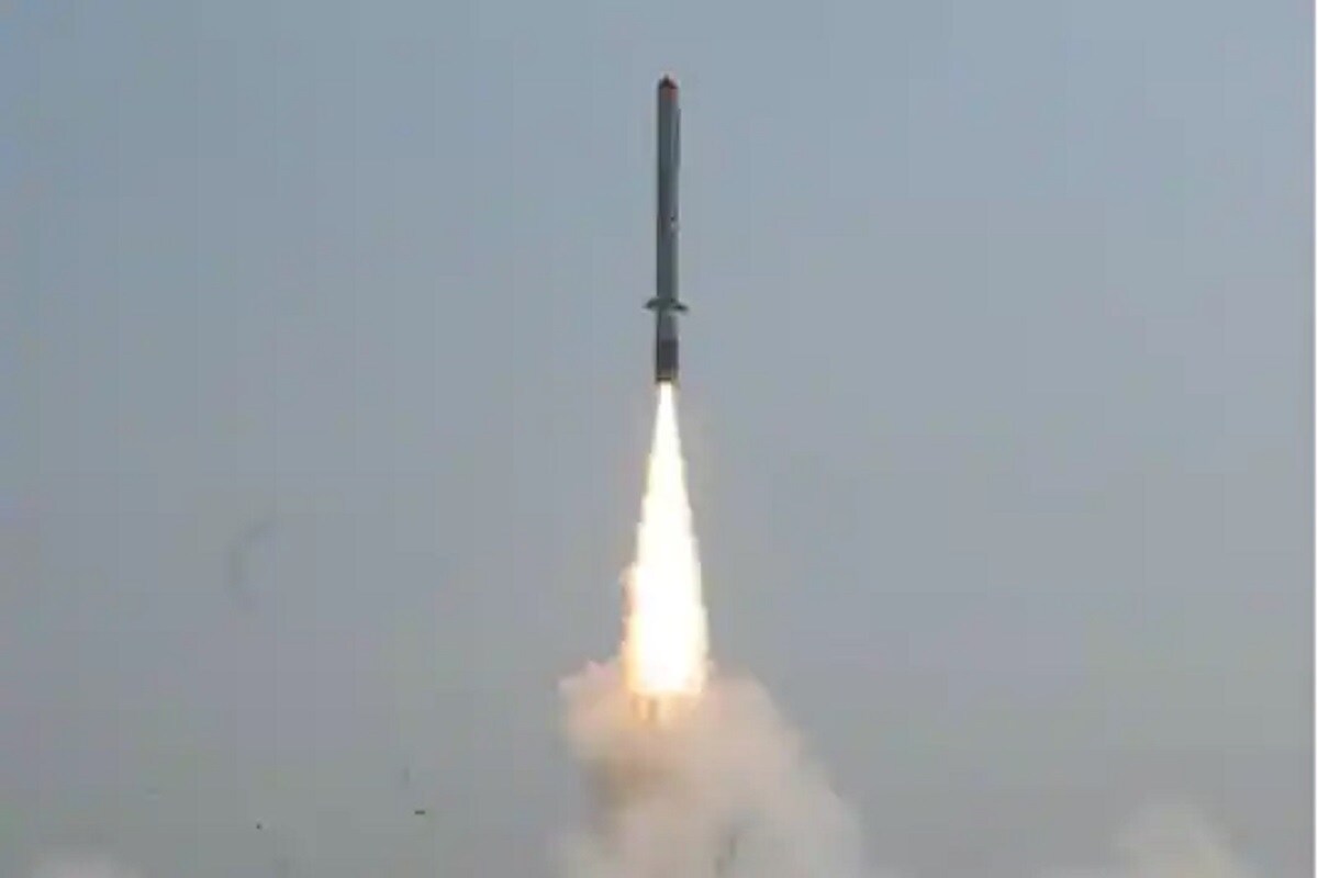 DRDO ने त्यानंतर अण्वस्त्रसज्ज बॅलिस्टिक मिसाइल पृथ्वी 2 चीसुद्धा यशस्वी चाचणी केली. पृथ्वी पहिली भारतीय बनावटीची क्षेपणास्त्र आहेत. DRDO ने त्यानंतर अण्वस्त्रसज्ज बॅलिस्टिक मिसाइल पृथ्वी 2 चीसुद्धा यशस्वी चाचणी केली. पृथ्वी पहिली भारतीय बनावटीची क्षेपणास्त्र आहेत.