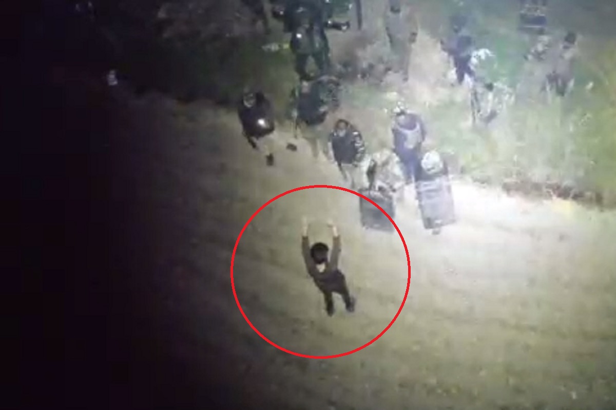 बाबांचा आवाज ऐकून दहशतवाद्याचं आत्मसमर्पण, ड्रोन कॅमेऱ्यात घटना कैद; पाहा LIVE VIDEO