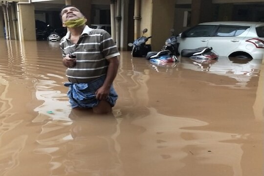 पावसाचा हाहाकार; पुण्यात गाड्या बुडल्या घरात शिरलं पाणी, मुंबई, ठाण्यातही रेड अलर्ट