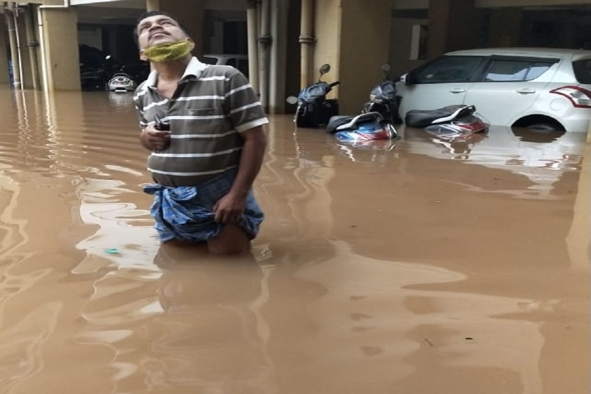 पावसाचा हाहाकार; पुण्यात गाड्या बुडल्या घरात शिरलं पाणी, मुंबई, ठाण्यातही रेड अलर्ट