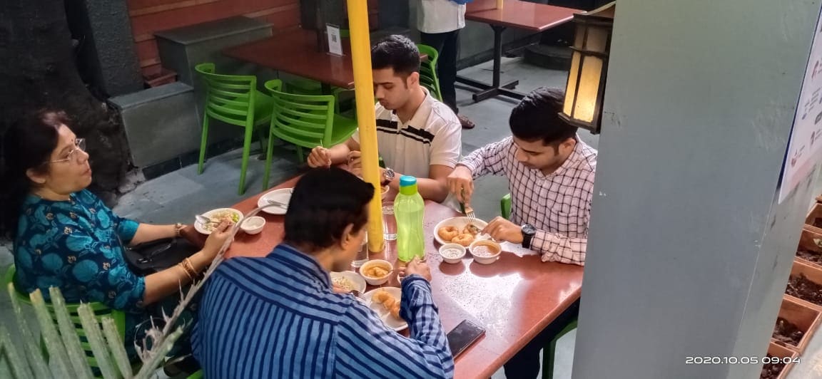 हॉटेलमधील वेटर आणि इतर कर्मचारी हे फेस शिल्ड, हातात ग्लोज घालून काम करत असल्याचे दिसून आले आहे. हॉटेलमधील वेटर आणि इतर कर्मचारी हे फेस शिल्ड, हातात ग्लोज घालून काम करत असल्याचे दिसून आले आहे.