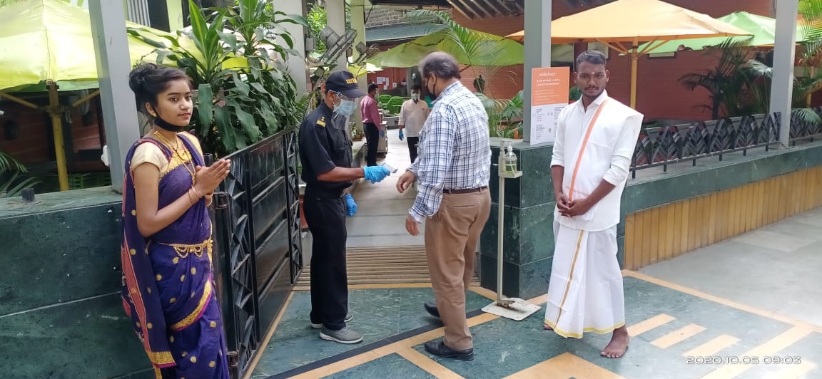 यावेळी कोरोनाचा प्रादुर्भाव टाळावा यासाठी मास्क, सॅनिटायझर, थर्मल गन, फेस शिल्ड हा जामानिमा आहे. यावेळी कोरोनाचा प्रादुर्भाव टाळावा यासाठी मास्क, सॅनिटायझर, थर्मल गन, फेस शिल्ड हा जामानिमा आहे.