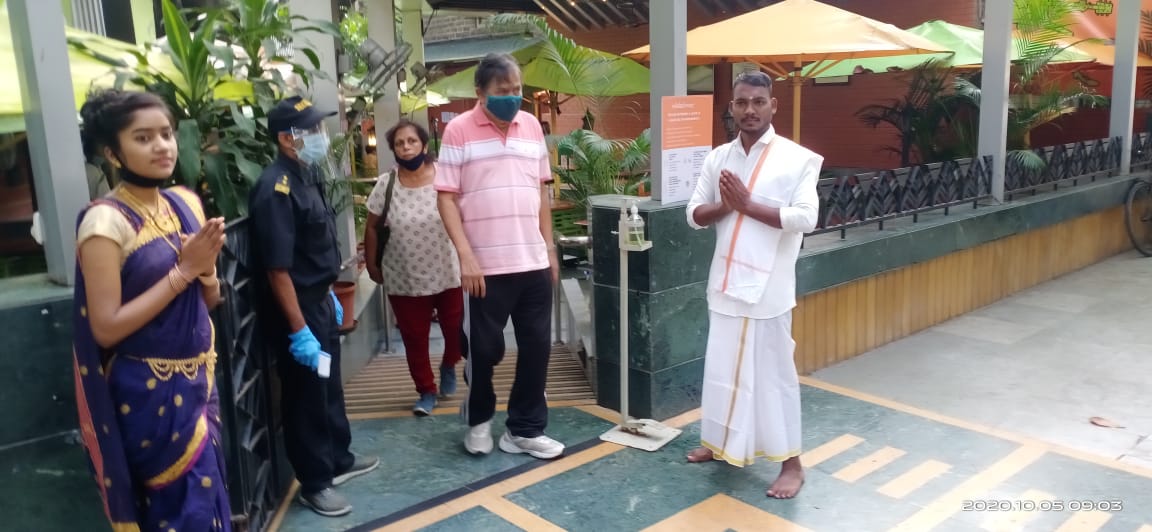 पुणे शहराला कोरोनाचा विळखा बसला आहे. अनलॉकच्या प्रक्रियेत हळूहळू सर्व अटी शिथिल करण्यात येत आहे. त्यात साडे सहा महिन्यांपासून बंद असलेले हॉटेल्स आणि रेस्टारंट सुरू करण्यात आले आहे. पुणे शहराला कोरोनाचा विळखा बसला आहे. अनलॉकच्या प्रक्रियेत हळूहळू सर्व अटी शिथिल करण्यात येत आहे. त्यात साडे सहा महिन्यांपासून बंद असलेले हॉटेल्स आणि रेस्टारंट सुरू करण्यात आले आहे.