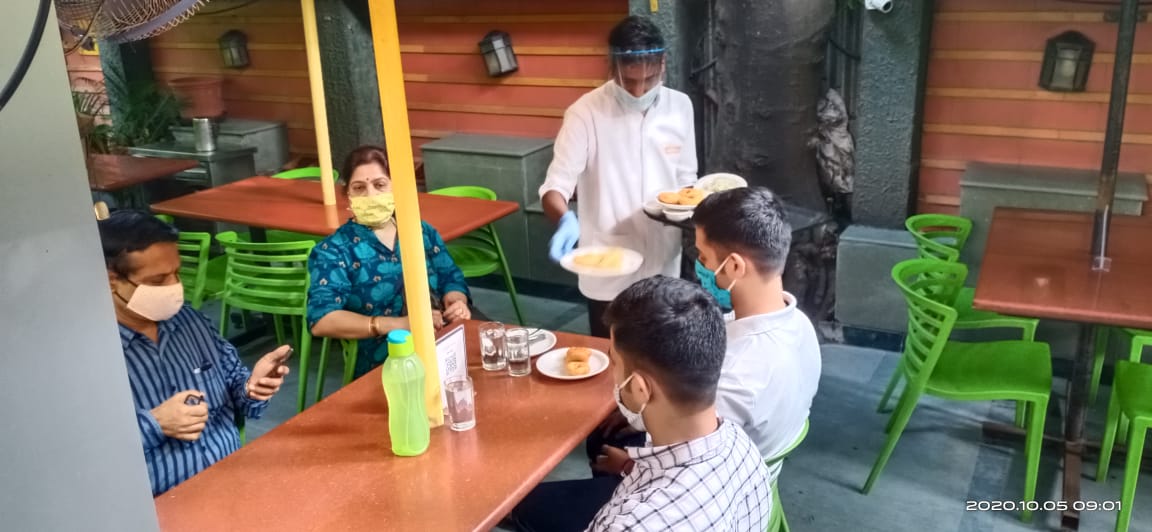 साडेसहा महिने प्रतीक्षा केल्यानंतर ट्रम्प का बायडेन आणि विराट की धोनी या चर्चाही हॉटेलमधील कट्ट्यावर रंगू लागल्या आहे. साडेसहा महिने प्रतीक्षा केल्यानंतर ट्रम्प का बायडेन आणि विराट की धोनी या चर्चाही हॉटेलमधील कट्ट्यावर रंगू लागल्या आहे.