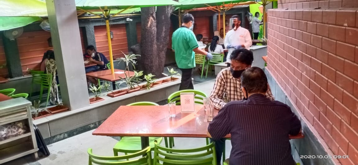 पुणे म्हटलं की, खवय्ये आणि जागो-जागी असलेले हॉटेल्स...त्यामुळे पुणेकरांचा हा खास जिव्हाळ्याचा विषय. पुणे म्हटलं की, खवय्ये आणि जागो-जागी असलेले हॉटेल्स...त्यामुळे पुणेकरांचा हा खास जिव्हाळ्याचा विषय.