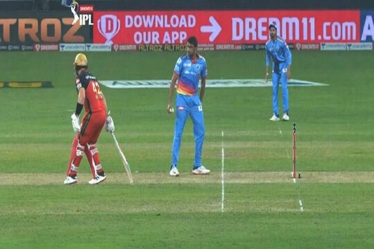 IPL 2020 RCB vs DC: फिंचला मैदानातच धमकी देऊन थांबला अश्विन, 'या' कारणामुळे केलं नाही आऊट! पाहा VIDEO