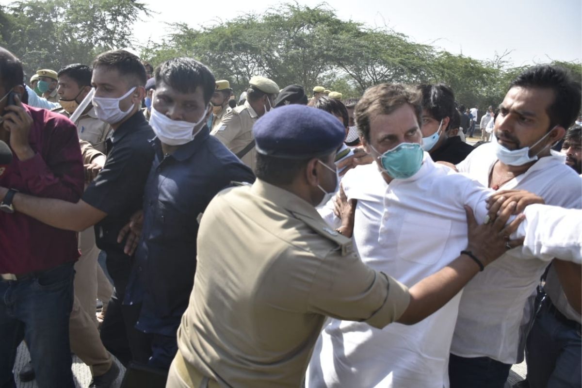 हाथरस येथे सामूहिक बलात्कार झालेल्या मुलीच्या कुटुंबीयांची भेट घेण्यासाठी जात असताना काँग्रेस नेते राहुल गांधी यांना धक्काबुक्की झाली. हाथरस येथे सामूहिक बलात्कार झालेल्या मुलीच्या कुटुंबीयांची भेट घेण्यासाठी जात असताना काँग्रेस नेते राहुल गांधी यांना धक्काबुक्की झाली.