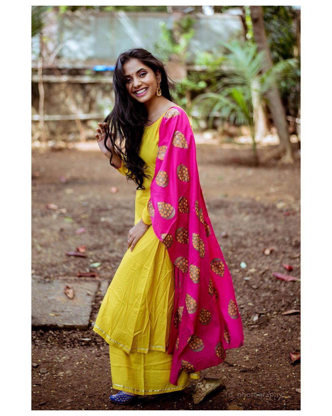 सायलीने नुकतेच आपले ट्रेडिशनल ड्रेसमधले फोटो शेअर केले आहेत. यलो आणि पिंक कलरच्या या ड्रेसमध्ये सायली खूपच सुंदर दिसते आहे. (फोटो सौजन्य - इन्स्टाग्राम) सायलीने नुकतेच आपले ट्रेडिशनल ड्रेसमधले फोटो शेअर केले आहेत. यलो आणि पिंक कलरच्या या ड्रेसमध्ये सायली खूपच सुंदर दिसते आहे. (फोटो सौजन्य - इन्स्टाग्राम)