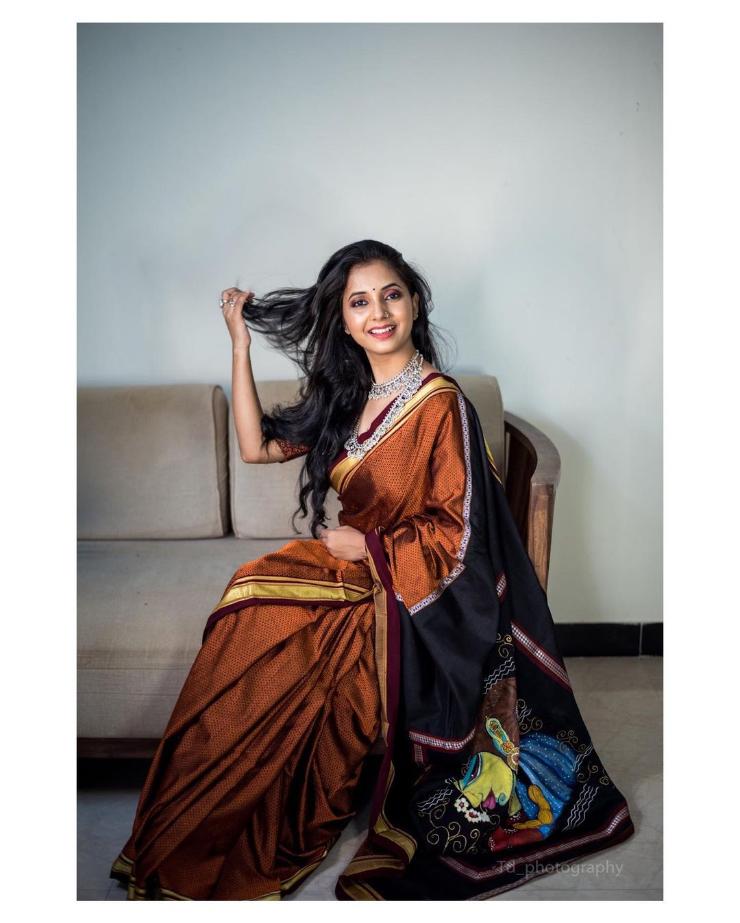 खण साडीतील या फोटोसह सायलीनं फक्त साज चढवला आहे. त्यात तिच्या गोड हसूची भर (फोटो सौजन्य - इन्स्टाग्राम) खण साडीतील या फोटोसह सायलीनं फक्त साज चढवला आहे. त्यात तिच्या गोड हसूची भर (फोटो सौजन्य - इन्स्टाग्राम)