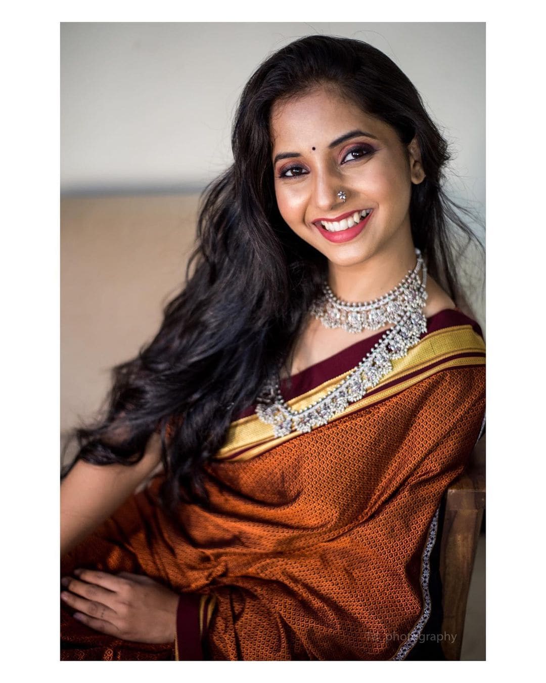 सायलीने नुकतेच आपले खण साडी आणि खण ड्रेसमधील फोटो फोटो शेअर केले आहेत. ज्यामध्ये ती खूपच सुंदर दिसते आहे. (फोटो सौजन्य - इन्स्टाग्राम) सायलीने नुकतेच आपले खण साडी आणि खण ड्रेसमधील फोटो फोटो शेअर केले आहेत. ज्यामध्ये ती खूपच सुंदर दिसते आहे. (फोटो सौजन्य - इन्स्टाग्राम)